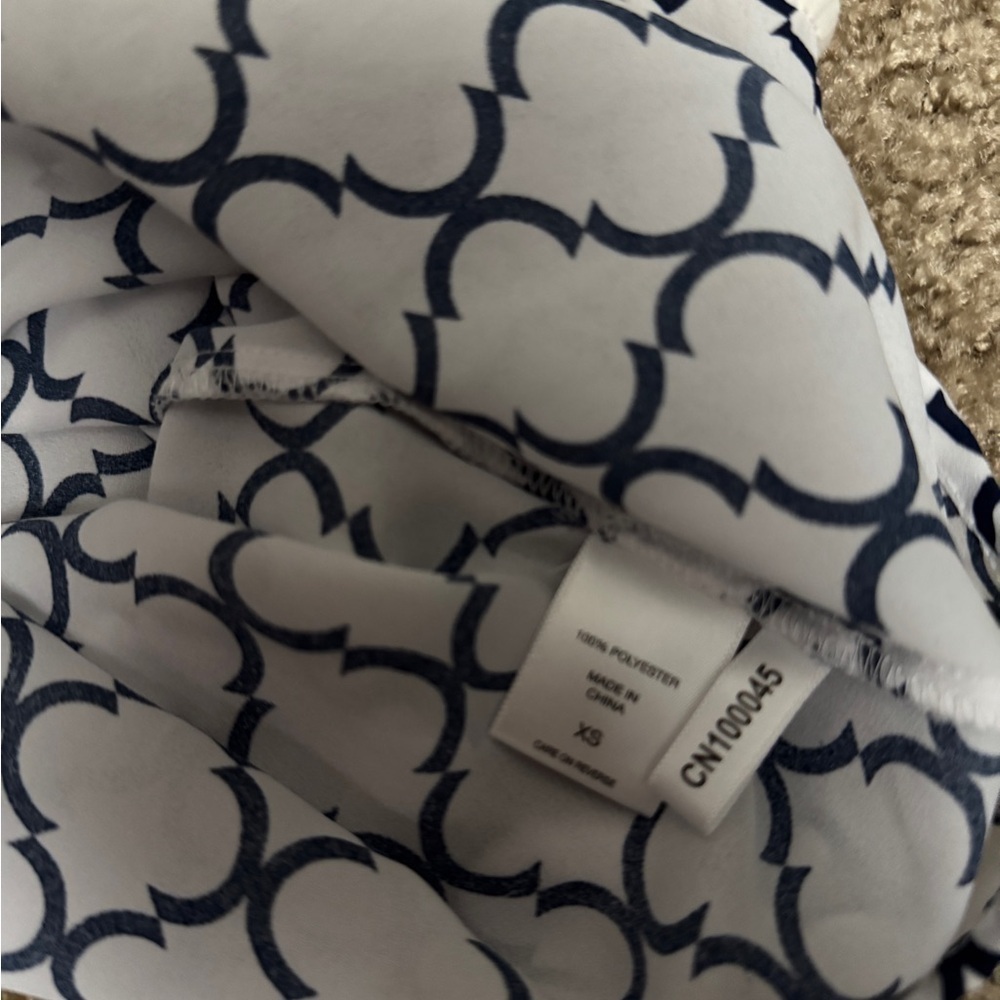 NWOT New York & Company Elegant Navy and White Patterned Women's Top - Picture 3 of 4